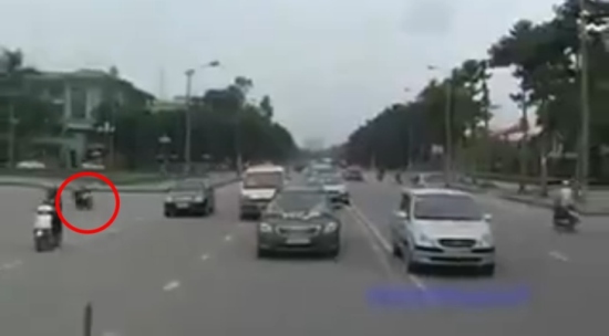 Xe máy quậy đám rước dâu